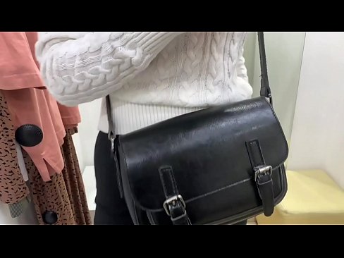 ❤️ 年轻婊子FeralBerry在试衣间用假阳具公开自慰 ❤❌ Quality sex